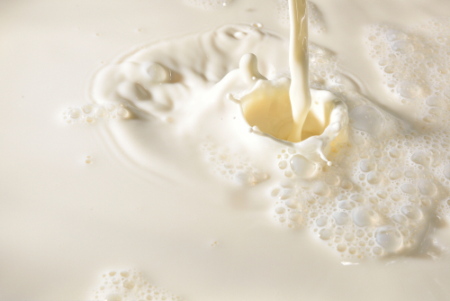 Sem dúvida, mousse de soro de leite. Se você misturar soro de leite em pó cru, sem lecitinas, sem adição de ingredientes, espere formar muita espuma na superfície.
