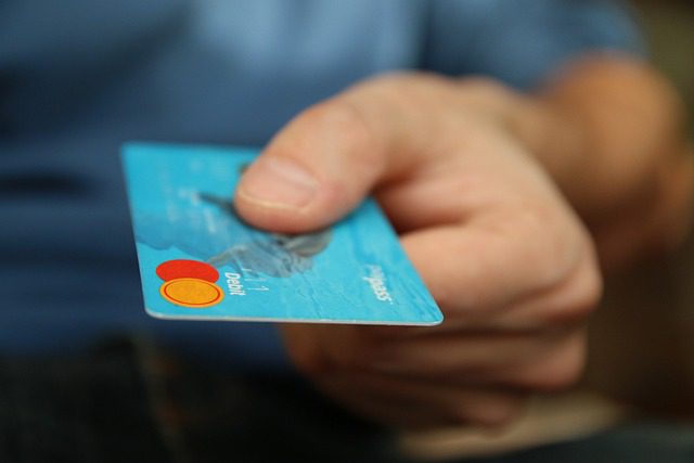 um saldo negativo em sua conta de cartão de crédito pode significar simplesmente que o emissor do cartão deve  dinheiro a você.